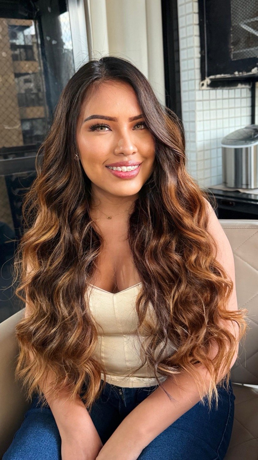 Castanho iluminado com ondas e comprimento longo, do acervo Julio Korb Hair