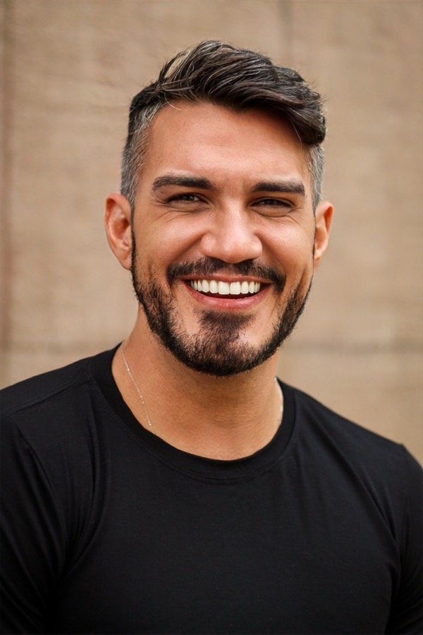 Julio Korb sorrindo, em retrato aproximado do seu acervo profissional
