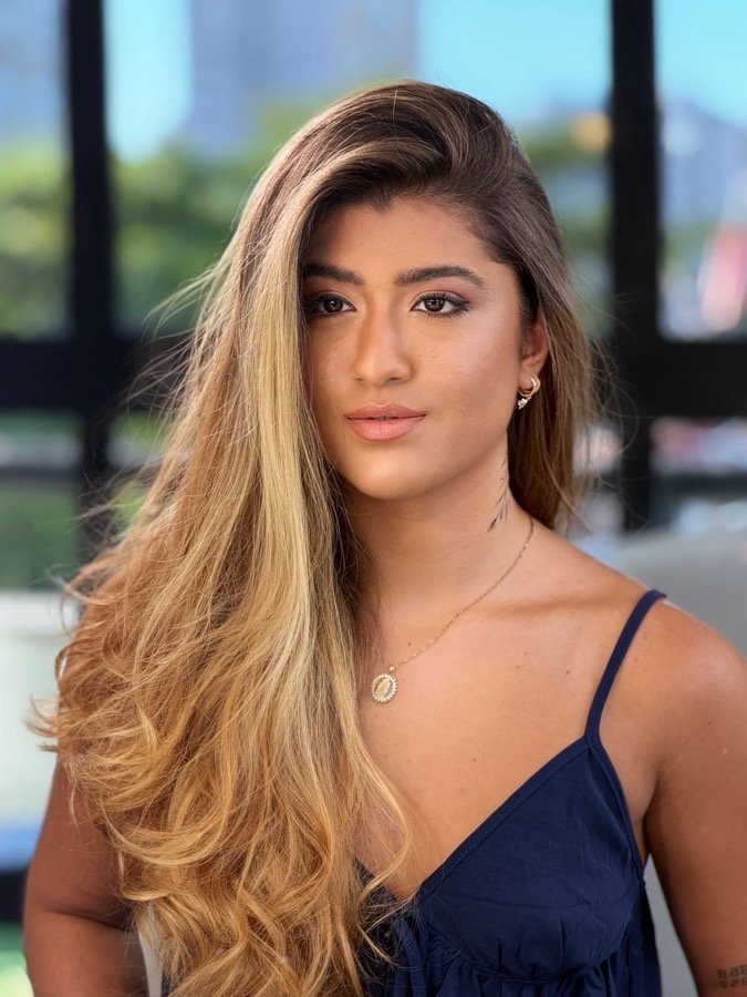 Cabelo loiro iluminado emoldurando o rosto, do acervo Julio Korb Hair